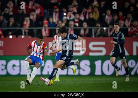 Girona, Spanien. Februar 2024. Savio (Girona FC) und Aramburu (Real Sociedad) während eines La Liga EA Sports Spiels zwischen Girona FC und Real Sociedad im Estadio Municipal de Montilivi in Girona, Spanien am 3. Februar 2024. Foto von Felipe Mondino Credit: Unabhängige Fotoagentur/Alamy Live News Stockfoto