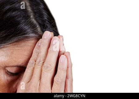 Nahaufnahme einer Reifen Frau mit ihren Händen in einer betenden Position auf der Stirn Stockfoto