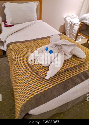 Perfekt vorbereitetes Hotelbett, von einem Flusspferd aus gesehen. Ägypten Stockfoto