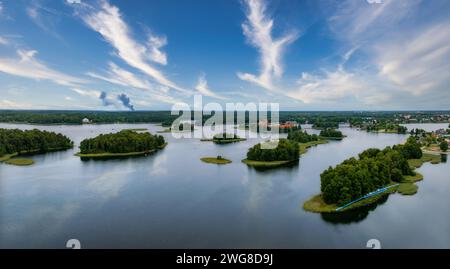 Blick aus der Vogelperspektive auf Trakai, über das mittelalterliche gotische Inselschloss im Galve-See. Stockfoto