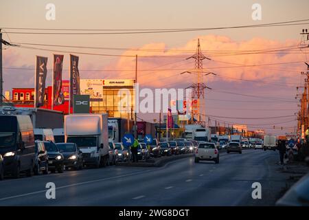 Afumati, Rumänien - 16. Januar 2024: Der Pkw-Verkehr wurde leicht behindert, da LKW und Traktoren während der Transporteure und Bauern auf der Straße geparkt wurden Stockfoto