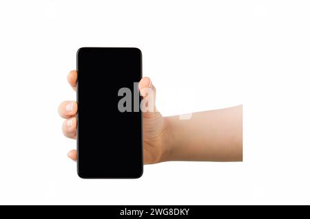 Zugeschnittene Aufnahme einer nicht erkennbaren Frauenhand, die einen schwarzen Handybildschirm auf weißem Hintergrund zeigt Stockfoto
