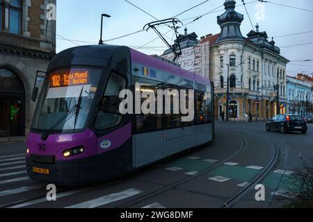 Cluj-Napoca, Rumänien – 12. Dezember 2023: ASTRA Imperio, rumänische Doppelgelenkbahn mit Niederflurraum und hoher Transportkapazität, fährt in Cluj-Nap Stockfoto