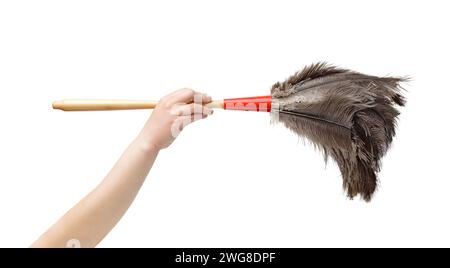 Abgeschnittene Aufnahme einer nicht erkennbaren Frauenhand, die ein Staubtuch auf weißem Hintergrund hält Stockfoto