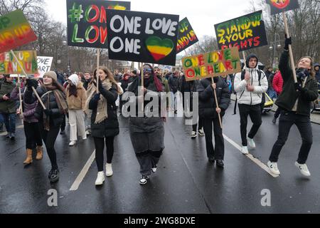 Berlin, Deutschland. Februar 2024. Demonstranten marschieren mit Plakaten während der Demonstration. In Berlin fand ein politischer Protest statt, an dem über 100.000 Menschen teilnahmen. Am Bundesgebäude wurde von Hand in Hand eine Menschenkette organisiert - #WirSindDieBrandmauer als Symbol ihrer Unterstützung für Demokratiesolidarität gegen rechte Entwicklungen in Deutschland. Quelle: SOPA Images Limited/Alamy Live News Stockfoto