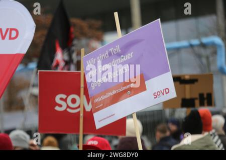 Berlin, Deutschland. Februar 2024. Während der Vorführung sichtbare Plakate. In Berlin fand ein politischer Protest statt, an dem über 100.000 Menschen teilnahmen. Am Bundesgebäude wurde von Hand in Hand eine Menschenkette organisiert - #WirSindDieBrandmauer als Symbol ihrer Unterstützung für Demokratiesolidarität gegen rechte Entwicklungen in Deutschland. Quelle: SOPA Images Limited/Alamy Live News Stockfoto