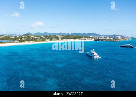 Eine Flotte von Booten, die in einem weiten offenen blauen Ozean segeln Stockfoto