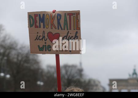 Berlin, Deutschland. Februar 2024. Ein pro-demokratisches Plakat, das während der Demonstration zu sehen war. In Berlin fand ein politischer Protest statt, an dem über 100.000 Menschen teilnahmen. Am Bundesgebäude wurde von Hand in Hand eine Menschenkette organisiert - #WirSindDieBrandmauer als Symbol ihrer Unterstützung für Demokratiesolidarität gegen rechte Entwicklungen in Deutschland. (Foto: Liam Cleary/SOPA Images/SIPA USA) Credit: SIPA USA/Alamy Live News Stockfoto