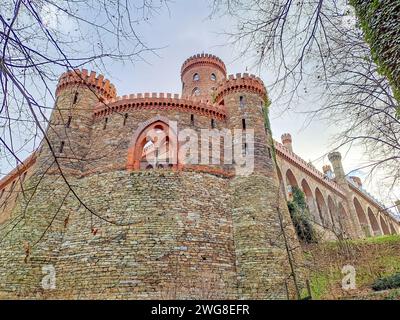 Eine Low-Angle-Aufnahme des Kamieniec Zabkowicki Palastes in Polen Stockfoto