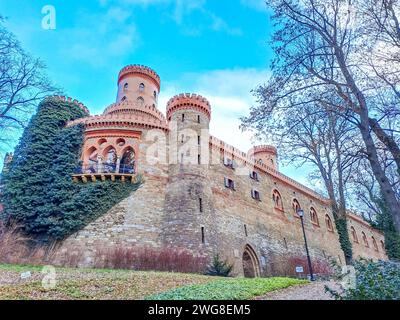 Eine Low-Angle-Aufnahme des Kamieniec Zabkowicki Palastes in Polen Stockfoto