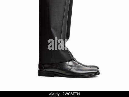 Zugeschnittene Aufnahme eines Seitenbildes der Schuhe eines Geschäftsmannes auf weißem Hintergrund Stockfoto