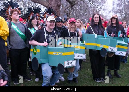 London, UK, 3. Februar 2024. Die Neuseeländer, die an dem jährlichen Waitangi Day Pub Crawl teilnahmen, hielten an, um das Haka im St. James's Park aufzuführen. Quelle: Eleventh Photography/Alamy Live News Stockfoto