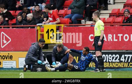 LONDON, ENGLAND - 3. FEBRUAR: Nathaniel Mendez-Laing aus Derby County wird während des Spiels der Sky Bet League One zwischen Charlton Athletic und Derby County at the Valley am 3. Februar 2024 in London behandelt. (Foto: Dylan Hepworth/MB Media) Stockfoto