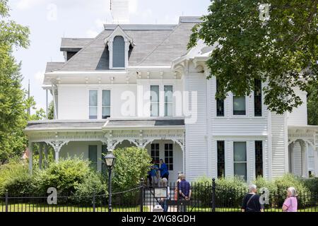 Independence, Missouri, USA – 16. Juni 2023: Nachmittagssonne scheint das historische Haus von Präsident Truman. Stockfoto