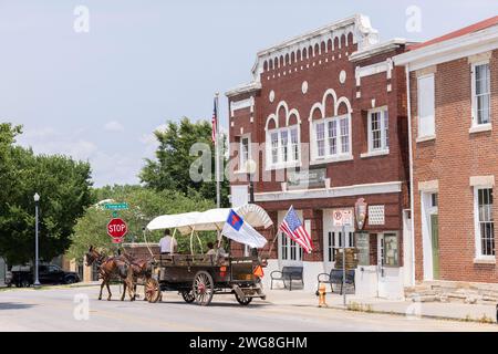 Independence, Missouri, USA – 16. Juni 2023: Besucher nehmen an einer Führung mit einer Pferdekutsche durch die Harry S Truman National Historic Site Teil. Stockfoto