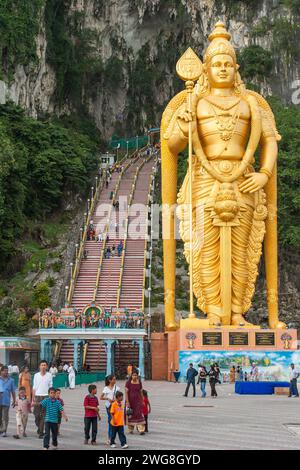 KUALA LUMPUR, MALAYSIA - 2. FEBRUAR 2006. Riesige goldene Statue des Hindugottes Lord Murugan vor dem Eingang zu den Batu-Höhlen in Kuala Lumpur, Malaysia Stockfoto