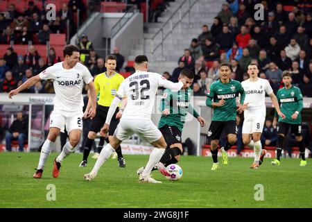 Freiburg, Deutschland. Februar 2024. Kaum zu halten: Deniz Undav (VfB Stuttgart) wird hier von Vincenzo Grifo (SC Freiburg) attackiert beim Spiel der 1. FBL: 23-24: 20 Sptg. SC Freiburg - VfB Stuttgart DFL-VORSCHRIFTEN VERBIETEN JEDE VERWENDUNG VON FOTOGRAFIEN ALS BILDSEQUENZEN UND/ODER QUASI-VIDEONann Credit: dpa/Alamy Live News Stockfoto