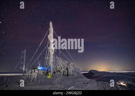 Wetterstation Ceahlau in Rumänien. Nachtszene mit Sternen im Winter Stockfoto