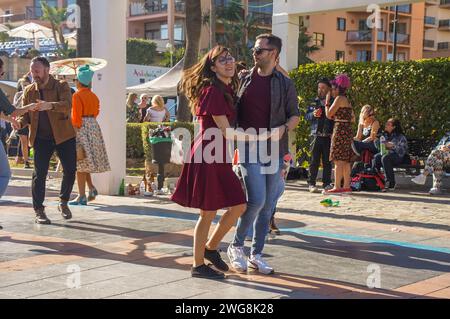 Leute tanzen auf der Straße im Stil der 50er Jahre beim Rockin Race Jamboree 2024, Rockabillies, Torremolinos, Andalusien, Spanien. Stockfoto