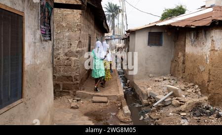 Drei muslimische Mädchen aus der armen Nachbarschaft Nima Accra Ghana Afrika. In einem armseligen Dorf Ghanas leben Kinder in Armut. Glücklich, aber hungrig. Stockfoto