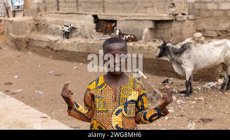 Junge Kuh Nima Accra Ghana muslimische Nachbarschaft. Das armutsgeplagte Dorf Ghana Kinder leben in Armut. Glücklich, aber hungrig. Wenig Bildung. Stockfoto