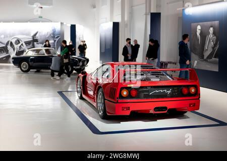 MODENA, ITALIEN - 21. APRIL 2022: Rückansicht des Ferrari F40 Supersportwagens im Enzo Ferrari Museum in Modena Stockfoto