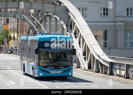 OSTRAVA, TSCHECHISCHE REPUBLIK - 24. AUGUST 2023: Skoda 36Tr Trolleybus des öffentlichen Verkehrsunternehmens DPO in Ostrava auf der Sykoruv Most-Brücke Stockfoto