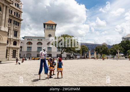 HAVANNA, KUBA - 27. AUGUST 2023: Kubanische Stelzentänzer vor dem Hafen von Terminal Sierra Maestra in Havanna, Kuba, Plaza de San Francisco de Asis Stockfoto