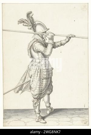 Soldat, der seine Spieße mit beiden Händen horizontal über der rechten Schulter hebt, Jacques de Gheyn (II), 1596–1606 Zeichnung Design für einen Druck. Papier. Umgang mit Tintenstift und Pinsel mit Waffen  militärische Ausbildung Stockfoto