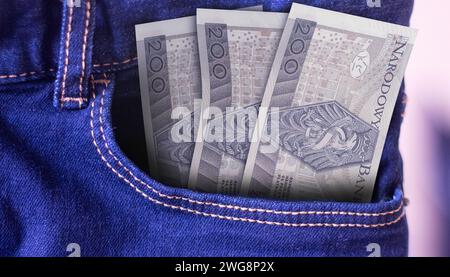 Bande Polen 200 Zlotych polnische Zloty-Banknoten in einer Jeanstasche ein Konzept der Ausgabe Stockfoto