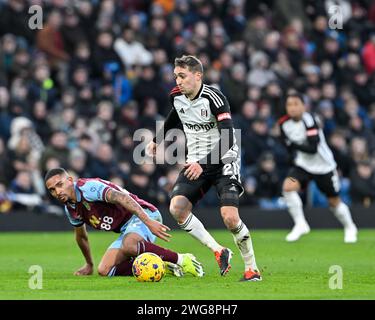 Burnley, Großbritannien. Februar 2024. Timothy Castagne of Fulham bricht am 3. Februar 2024 im Turf Moor, Burnley, United Kingdom (Foto: Cody Froggatt/News Images) in Burnley, United Kingdom am 3. Februar 2024 mit dem Ball aus. (Foto: Cody Froggatt/News Images/SIPA USA) Credit: SIPA USA/Alamy Live News Stockfoto