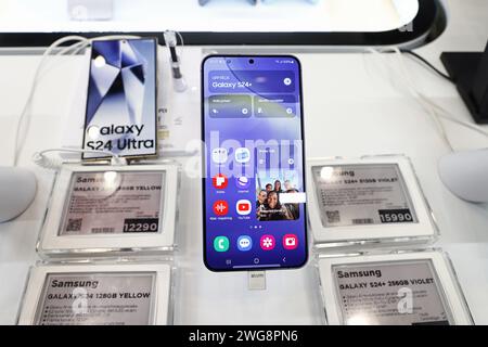 Samsung Galaxy S24 in einem Geschäft, Westfield Mall of Scandinavia, Stockholm, Schweden. Stockfoto