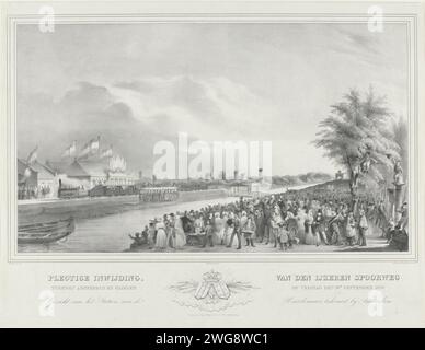 Einweihung von Pegentige, van den IJzeren Railway zwischen Amsterdam und Haarlem am Freitag, den 19. September. De September 1839. Gesicht des Bahnhofs auf der Haarlemmer Trekvaart bei Amsterdam, 1839 Druck feierliche Initiierung der ersten niederländischen Eisenbahnstrecke zwischen Amsterdam und Haarlem der Hollandschen IJzeren Spoorweg-Maatschappij am 19. September 1839. Links der Zug am Bahnhof d'Arge Roe, in der Mitte der Haarlemmertrekvaart, im Vordergrund eine große Gruppe von Zuschauern. Unten eine Vignette mit den Waffen von Amsterdam und Haarlem, die in einer (Dampf-)Wolke ruhen. Druckerei: Niederlande Stockfoto