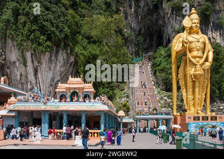 KUALA LUMPUR, MALAYSIA - 2. FEBRUAR 2006. Riesige goldene Statue des Hindugottes Lord Murugan vor dem Eingang zu den Batu-Höhlen in Kuala Lumpur, Malaysia Stockfoto
