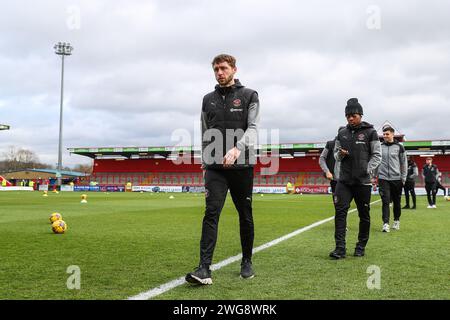 Matthew Pennington von Blackpool kommt vor dem Spiel Stevenage gegen Blackpool in der Sky Bet League 1 im Lamex Stadium, Stevenage, Großbritannien, 3. Februar 2024 (Foto: Gareth Evans/News Images) Stockfoto