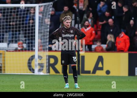 Hayden Coulson von Blackpool während des Spiels der Sky Bet League 1 Stevenage gegen Blackpool im Lamex Stadium, Stevenage, Großbritannien, 3. Februar 2024 (Foto: Gareth Evans/News Images) Stockfoto