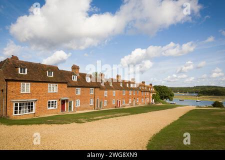 NEW FOREST, GROSSBRITANNIEN - 18. SEPTEMBER 2006. Reihe georgianischer Cottages in Bucklers Hard, Beaulieu. New Forest, Hampshire, Großbritannien Stockfoto