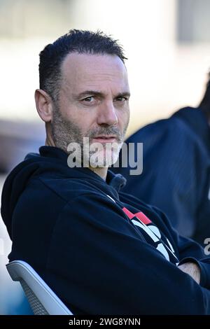 Unterhaching, Deutschland. Februar 2024. Trainer Alexander Ende (Verl) Einzelbild, Aktion, 03.02.2024, Unterhaching (Deutschland), Fussball, 3. LIGA, SPVGG UNTERHACHING - SC VERL, DFB/DFL VORSCHRIFTEN VERBIETEN DIE VERWENDUNG VON FOTOS ALS BILDSEQUENZEN UND/ODER QUASI-VIDEO. Quelle: dpa/Alamy Live News Stockfoto