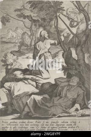 Christus in Hof van Getsemane, Pieter de Jode (I), nach Andrea Boscoli, 1590–1632 Druck Christus betend am Hof von Getsemane. Ein Engel mit einem Kelch erscheint vom Himmel. Peter, John und James schlafen im Vordergrund. Im Hintergrund nähert sich eine Gruppe von Soldaten zusammen mit Judas. Am Rand eine vierzeilige Unterschrift in lateinischer Sprache. Druck aus einer Serie von 15 mit der Leidenschaft Christi. Italienisches Papier, das das Gebet Christi im Garten Gethsemane während der Nacht graviert Stockfoto