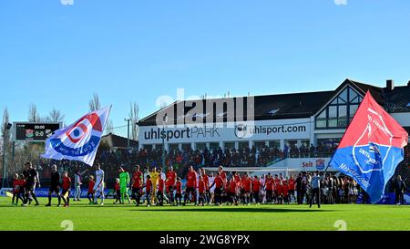 Unterhaching, Deutschland. Februar 2024. Einlauf der Mannschaften, 03.02.2024, Unterhaching (Deutschland), Fussball, 3. LIGA, SPVGG UNTERHACHING - SC VERL, DFB/DFL VORSCHRIFTEN VERBIETEN DIE VERWENDUNG VON FOTOS ALS BILDSEQUENZEN UND/ODER QUASI-VIDEO. Quelle: dpa/Alamy Live News Stockfoto