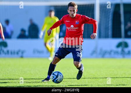 Unterhaching, Deutschland. Februar 2024. Simon Skarlatidis (Unterhaching, 30) am Ball, 03.02.2024, Unterhaching (Deutschland), Fussball, 3. LIGA, SPVGG UNTERHACHING - SC VERL, DFB/DFL-VORSCHRIFTEN VERBIETEN JEDE VERWENDUNG VON FOTOGRAFIEN ALS BILDSEQUENZEN UND/ODER QUASI-VIDEO. Quelle: dpa/Alamy Live News Stockfoto