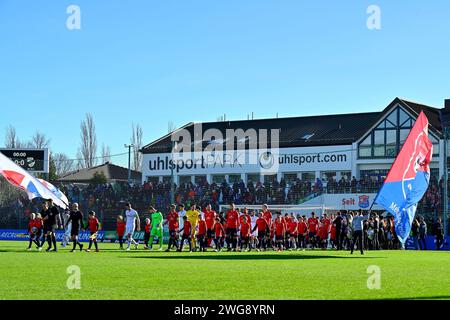 Unterhaching, Deutschland. Februar 2024. Einlauf der Mannschaften, 03.02.2024, Unterhaching (Deutschland), Fussball, 3. LIGA, SPVGG UNTERHACHING - SC VERL, DFB/DFL VORSCHRIFTEN VERBIETEN DIE VERWENDUNG VON FOTOS ALS BILDSEQUENZEN UND/ODER QUASI-VIDEO. Quelle: dpa/Alamy Live News Stockfoto