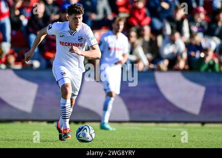 Unterhaching, Deutschland. Februar 2024. Fabio Gruber (Verl, 2) am Ball, 03.02.2024, Unterhaching (Deutschland), Fussball, 3. LIGA, SPVGG UNTERHACHING - SC VERL, DFB/DFL-VORSCHRIFTEN VERBIETEN JEDE VERWENDUNG VON FOTOGRAFIEN ALS BILDSEQUENZEN UND/ODER QUASI-VIDEO. Quelle: dpa/Alamy Live News Stockfoto