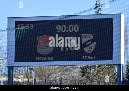 Unterhaching, Deutschland. Februar 2024. Die Anzeigetafel, Videowand zeigt das Endergebnis, 03.02.2024, Unterhaching (Deutschland), Fussball, 3. LIGA, SPVGG UNTERHACHING - SC VERL, DFB/DFL VORSCHRIFTEN VERBIETEN DIE VERWENDUNG VON FOTOS ALS BILDSEQUENZEN UND/ODER QUASI-VIDEO. Quelle: dpa/Alamy Live News Stockfoto