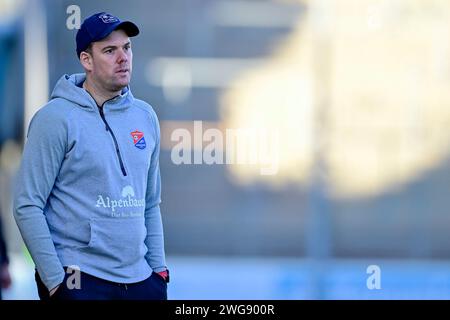 Unterhaching, Deutschland. Februar 2024. Trainer Marc Unterberger (Unterhaching) Einzelbild, Aktion, 03.02.2024, Unterhaching (Deutschland), Fussball, 3. LIGA, SPVGG UNTERHACHING - SC VERL, DFB/DFL VORSCHRIFTEN VERBIETEN DIE VERWENDUNG VON FOTOS ALS BILDSEQUENZEN UND/ODER QUASI-VIDEO. Quelle: dpa/Alamy Live News Stockfoto