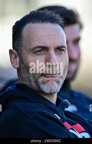 Unterhaching, Deutschland. Februar 2024. Trainer Alexander Ende (Verl) Einzelbild, Aktion, 03.02.2024, Unterhaching (Deutschland), Fussball, 3. LIGA, SPVGG UNTERHACHING - SC VERL, DFB/DFL VORSCHRIFTEN VERBIETEN DIE VERWENDUNG VON FOTOS ALS BILDSEQUENZEN UND/ODER QUASI-VIDEO. Quelle: dpa/Alamy Live News Stockfoto