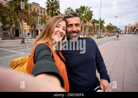 Glückliche kaukasische Touristen mittleren Alters machen Selfie zusammen. Mann und Frau in Liebe lächeln. Stockfoto