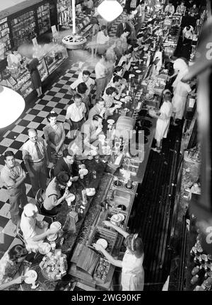 Blick auf die Mittagsmenschen, People's Drugstore, G Street N.W., Washington, D.C. USA, Marjory Collins, U.S. Office of war Information, Juli 1942 Stockfoto