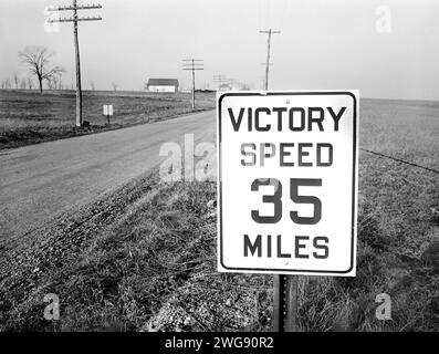 Geschwindigkeitsschild auf der Straße zwischen Lititz und Manheim, Pennsylvania, USA, Marjory Collins, U.S. Office of war Information, November 1942 Stockfoto