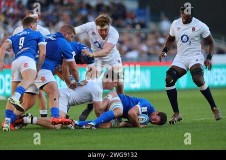 Rom, Italien. Februar 2024. Rom, Italien 03.02.2024: Tommy Freeman (eng) im Tackle auf Michele Lamaro (c) (ITA) im Guinness Six Nations 2024 Rugby-Spiel zwischen ITALIEN und ENGLAND im Stadio Olimpico am 3. Februar 2024 in Rom, Italien. Quelle: Unabhängige Fotoagentur/Alamy Live News Stockfoto